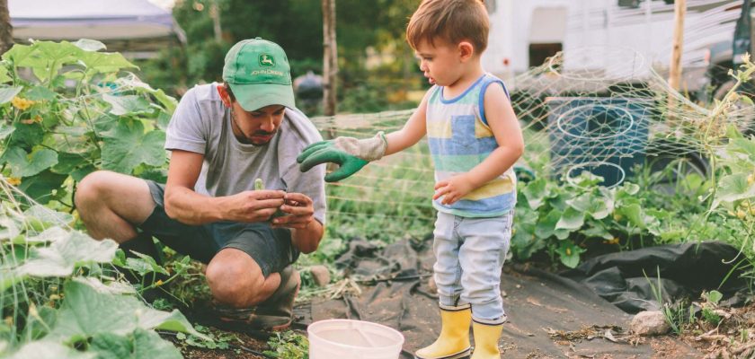pere et fils dans un jardin